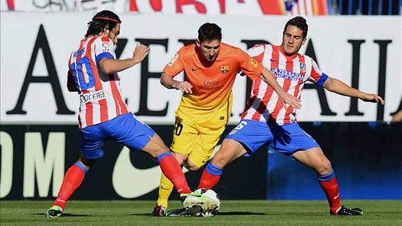 Messi vượt qua sự truy cản của cầu thủ Atletico