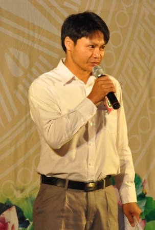 Thí sinh Vũ Nam Thành, Đảng bộ Sở TNMT là thí sinh đầu tiên thực hiện phần thi chào hỏi và kiến thức chung 