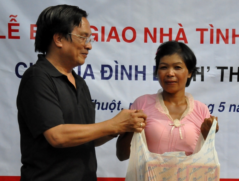 Tổng biên tập Báo Dak Lak Trương Minh Thắng tặng quà bà H’Thin Niê