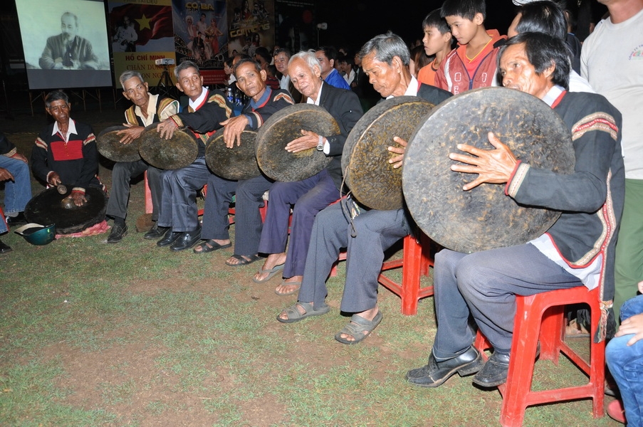 Biểu diễn cồng chiêng