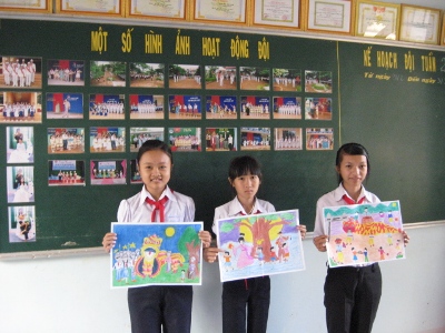 Em Đỗ Thị Hoàng Quyên (ngoài cùng bên trái)  đoạt giải Nhất tại cuộc thi vẽ tranh cấp liên đội.