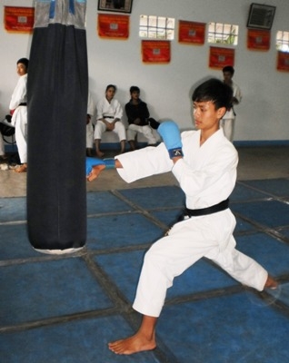 Em Huỳnh Ngọc Phước Sơn say sưa tập luyện Karatedo