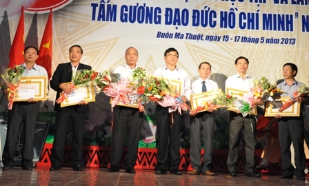 Bảy đảng viên nhận Huy hiệu 30 năm tuổi Đảng