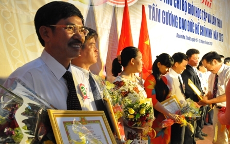 Ban tổ chức trao giấy chứng nhận Đảng viên giỏi học tập và làm theo tấm gương đạo đức Hồ Chí Minh tặng 16 thí sinh tham dự hội thi