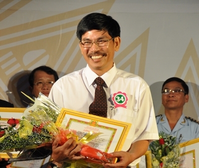 Thí sinh Võ Ngọc Trịnh (Chi bộ Trường Trung cấp Kinh tế - Kỹ thuật Dak Lak) đã đoạt giải Nhất hội thi