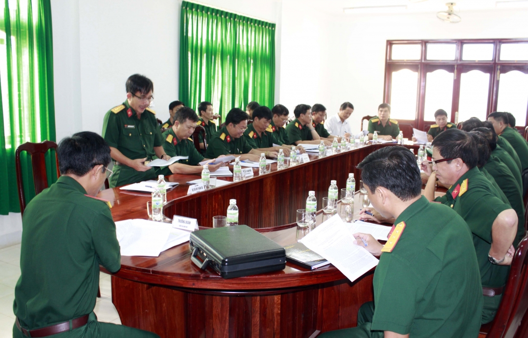 Đại tá Nguyễn Ngọc Ánh,  Phó Chỉ huy trưởng,  Tham mưu trưởng BCHQS tỉnh  báo cáo  kết quả  thực hiện nhiệm  vụ của LLVT tỉnh  Dak Lak.