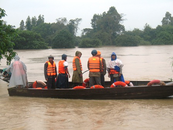 Tổ chức cứu nạn cho người dân tại xã Vụ Bổn (huyện Krông Pak).   (Ảnh minh họa)