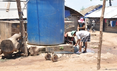 Gần 2 nghìn nhân khẩu phụ thuộc hoàn toàn vào hai giếng nước tập trung do Nhà nước đầu tư xây dựng