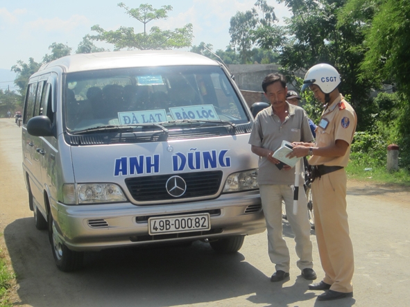 Kiểm tra xe ô tô vận tải hành khách tuyến Dak Lak - Lâm Đồng (QL 27, đoạn qua địa bàn huyện)