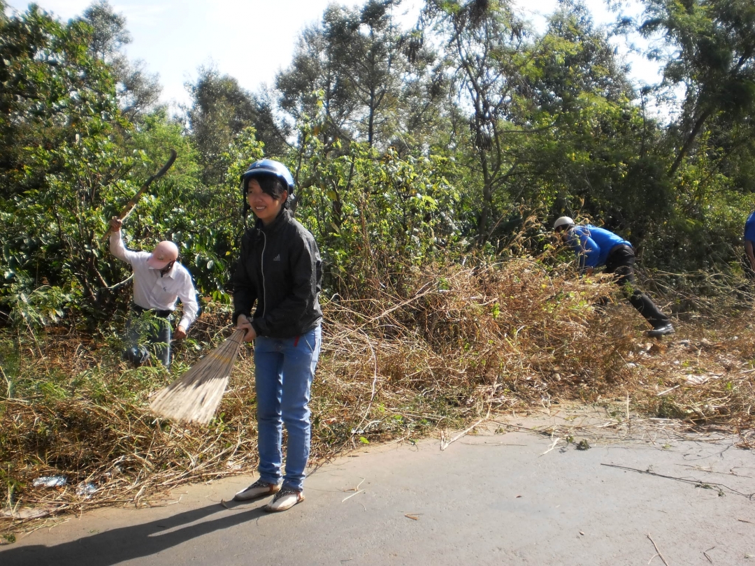 Người dân xã Ea Kao (TP. Buôn Ma Thuột) tham gia làm vệ sinh môi trường tuyến đường liên xã.