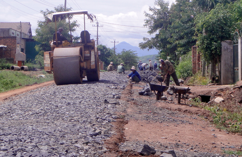 Xây dựng đường giao thông nông thôn tại huyện Lak.