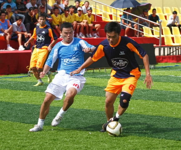 Một pha tranh bóng trong ngày thi đấu đầu tiên của Giải Bóng đá phong trào Cúp Bia Saigon 2013.