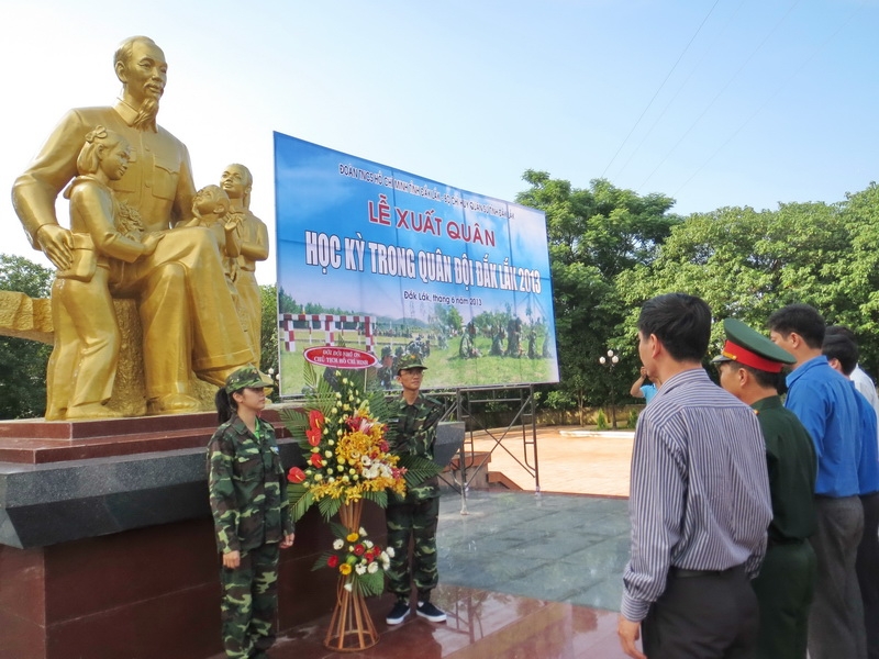 ... dâng hoa tại Tượng đài Bác Hồ với thiếu nhi các dân tộc tỉnh Dak Lak