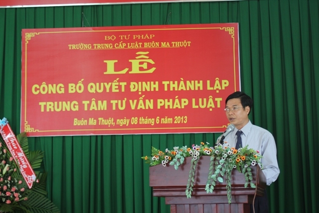 Ông Nguyễn Hùng Vừa - Phó Hiệu trưởng Trường Trung cấp luật Buôn Ma Thuột công bố Quyết định thành lập Trung tâm tư vấn pháp của trường