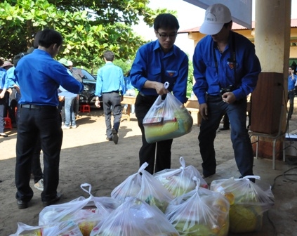 Lực lượng thanh niên đã đến khá sớm để chuấn bị quà tặng đồng bào nghèo buôn Phê