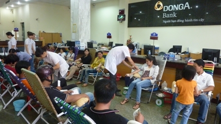Sảnh làm việc của Dongabank trở nên chật chội vì lượng người đến hiến máu quá đông