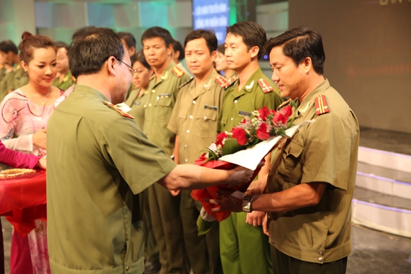 Đoàn CA tỉnh Dak Lak nhận Huy chương tại Lễ Bế mạc  Liên hoan truyền hình CAND.