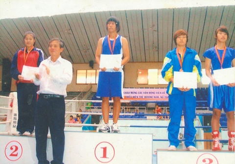H’ Trang Niê (người đứng giữa) đã và đang gặt hái nhiều thành công trong niềm đam mê môn thể thao boxing.
