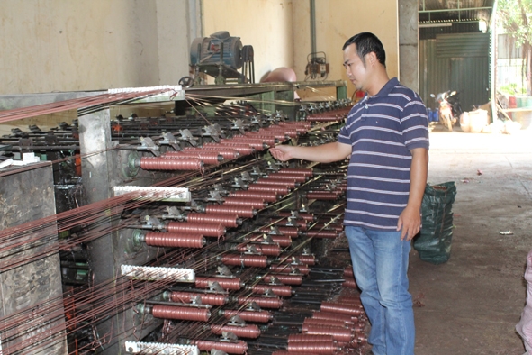  Ông  Nguyễn Hữu Hoàng Đông - giám đốc  doanh nghiệp kiểm tra dây chuyền  sản xuất bao bì.