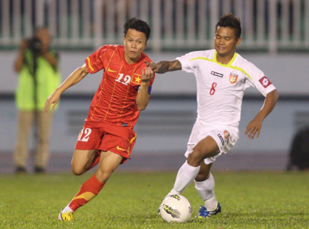 U23 Việt Nam (trái) chơi lấn lượt U23 Myanmar