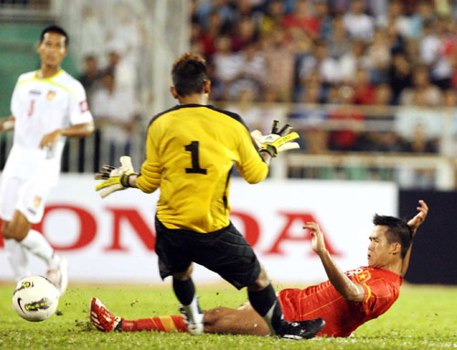 Hà Minh Tuấn rướn người ghi bàn nâng tỷ số lên 2-0 cho U23 Việt Nam