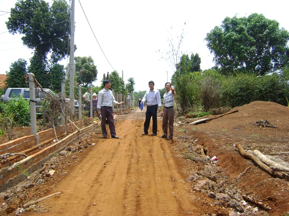 Đường giao thông thôn 1 (xã Ea Kpam) do ông Phan Đình Liêm (bên phải) hiến đất mở rộng, nâng cấp.