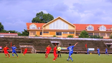 Pha bóng trong trận đấu giữa Dak Lak (áo đỏ) và Bình Thuận trên sân vận động TP. Buôn Ma Thuột.
