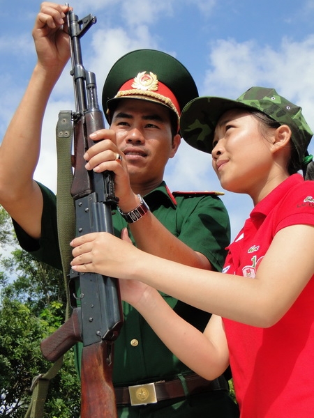 Chăm chú tìm hiểu về cách tháo lắp súng AK, khẩu súng huyền thoại của bộ đội Việt Nam