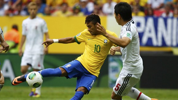 Ngay sau lễ khai mạc, Brazil (áo vàng) đã có chiến thắng 3-0 trước Nhật Bản trong trận đấu đầu tiên của giải