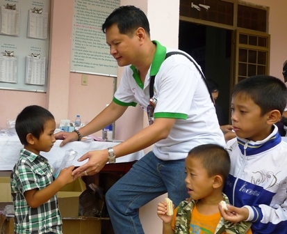 Trưởng đoàn khám từ thiện Tiến sĩ, bác sĩ, Phó Giám đốc bệnh viện Nhi đồng trực tiếp thăm khám, cấp thuốc cho bệnh nhi 