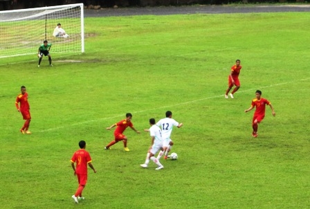 Pha bóng trong trận Dak Lak (áo đỏ) và Phú Yên trên sân vận động Buôn Ma Thuột chiều 17-6.