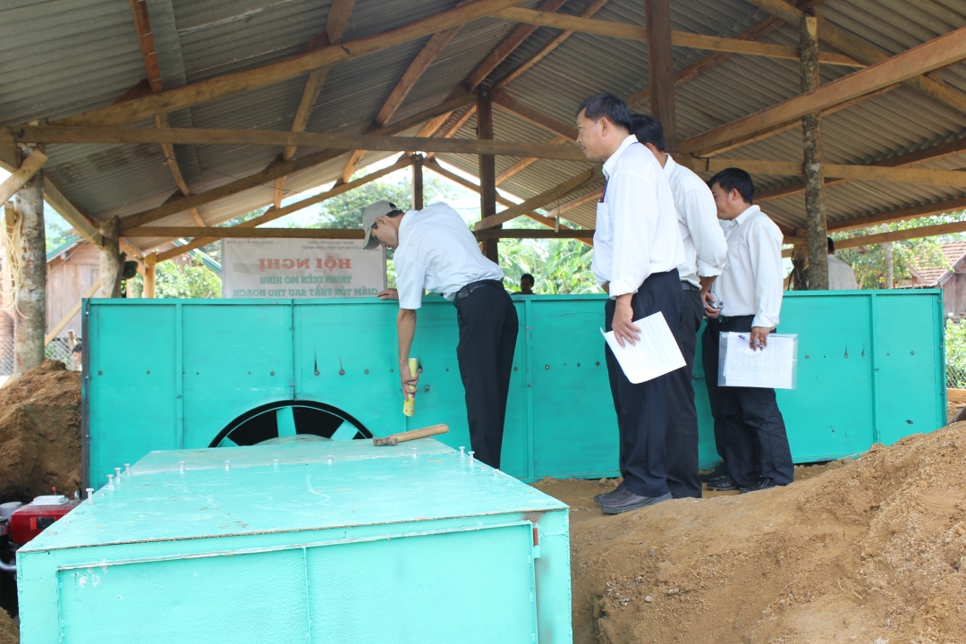 Bàn giao máy sấy nông sản cho tổ hợp tác buôn M’liă, xã Ea Trang (M’Drak) trong khuôn khổ chương trình khuyến công.