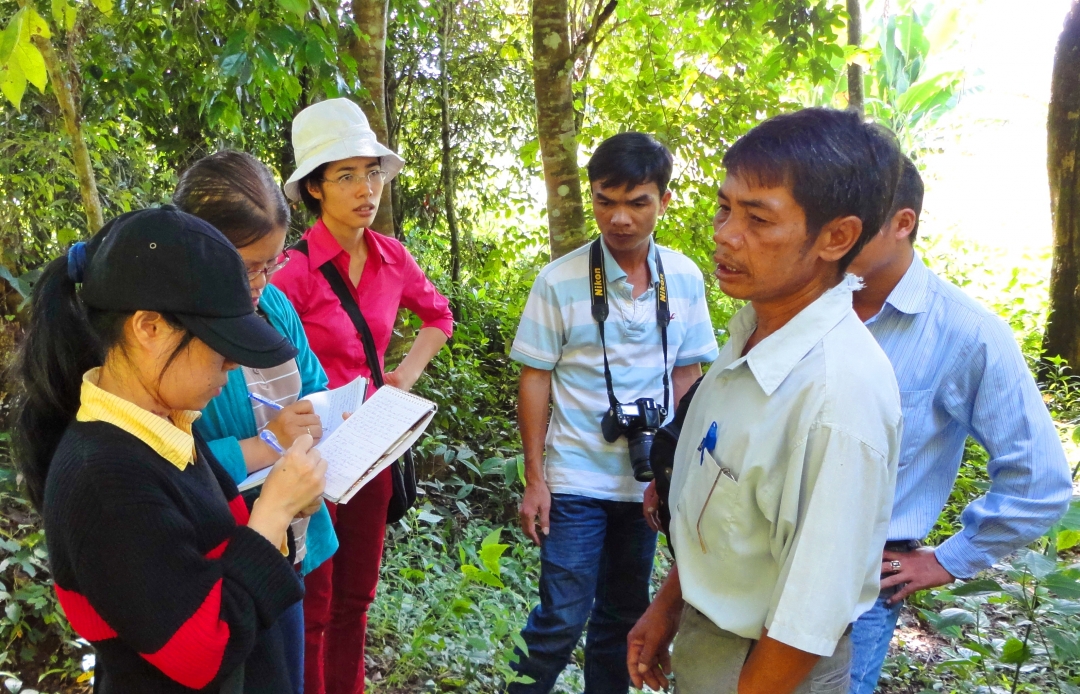 Các phóng viên Báo Dak Lak trong một chuyến công tác tại huyện Lak.  Ảnh: Hoàng Gia