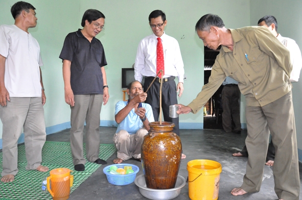 Chung vui cùng gia đình ông Y Khắt Byă (buôn Cuôr Kăp, xã Hòa Thắng, TP. Buôn Ma Thuột) trong căn nhà mới do Báo Dak Lak phối hợp Công ty Bảo hiểm Nhân thọ Prudential chi nhánh Dak Lak trao tặng.