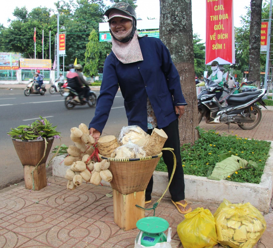 Hàng hóa là các thứ tự sản xuất và chỉ được  để trong gùi.