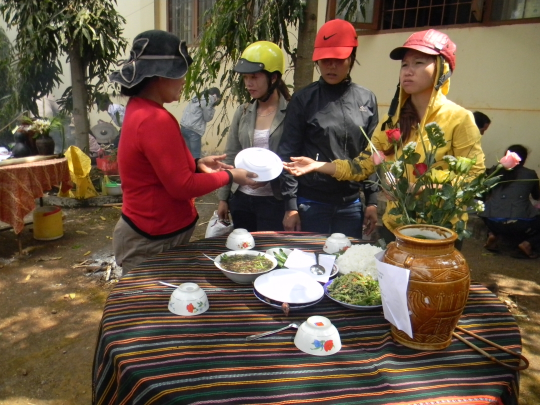 Canh cà đắng  và các món được chế biến từ rau rừng  là những món ăn mà người Êđê mang đi tham dự Cuộc thi ẩm thực được tổ chức tại Ngày hội VH-TT các dân tộc thiểu số trên địa bàn TP. Buôn Ma Thuột (tháng 3-2013).