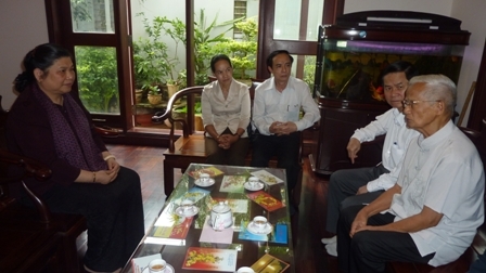 Thăm gia đình đồng chí Huỳnh Văn Cần
