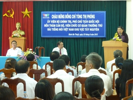 Nói chuyện với cán bộ, viên chức Cơ quan thường trú Đài tiếng nói Việt Nam khu vực Tây Nguyên