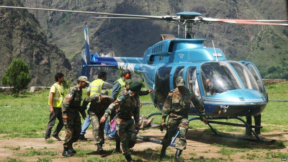 Quân đội Ấn Độ sơ tán người gặp nạn bằng trực thăng. Ảnh: Internet