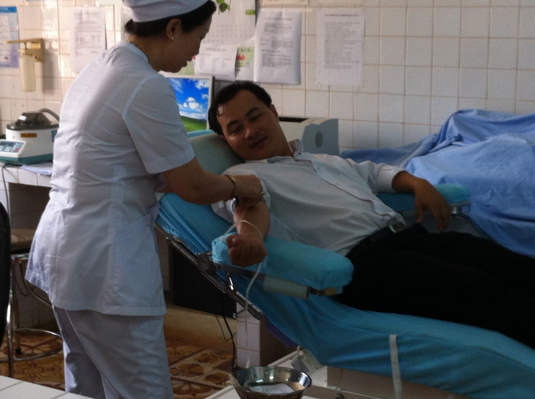 Anh Mai Tiến Hùng đang hiến máu tại Bệnh viện Đa Khoa tỉnh.