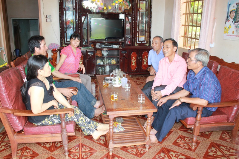 Ban tự quản thôn 15, xã Ea Ning vận động các gia đình thực hiện kế hoạch hóa gia đình và xây dựng gia đình văn hóa.