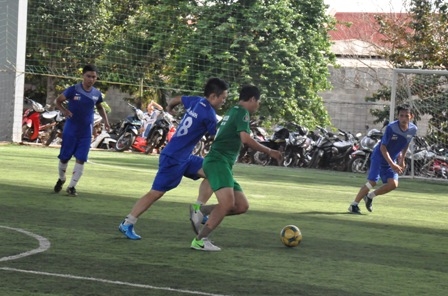 Một pha bóng trong trận tranh hạng Ba giữa Đoàn Cơ sở Sở Xây Dựng (áo xanh lá cây) và Đoàn Cơ sở Đài PTTH tỉnh