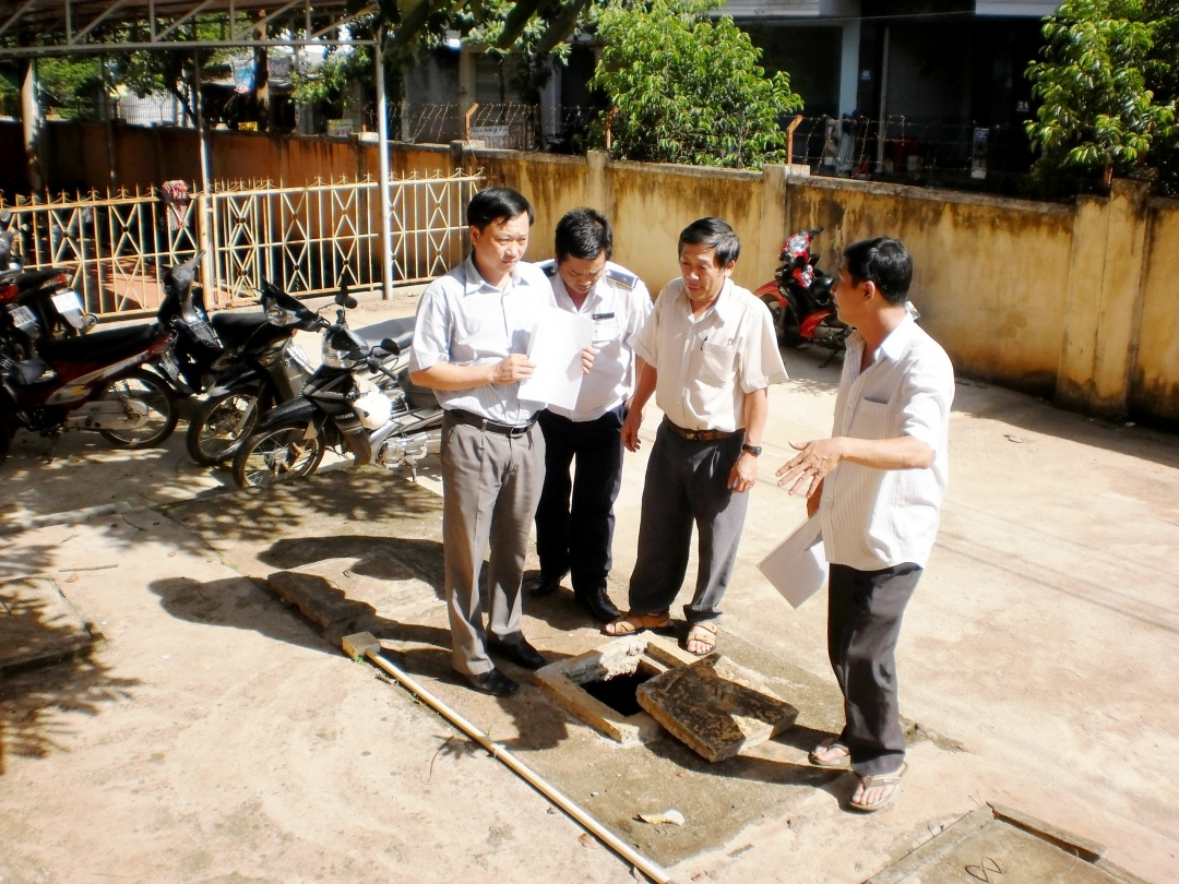 : Nước thải từ các khoa cận lâm sàng ở Bệnh viện Trường Đại học Tây Nguyên được thu gom về hầm rút và tự ngấm ra môi trường.