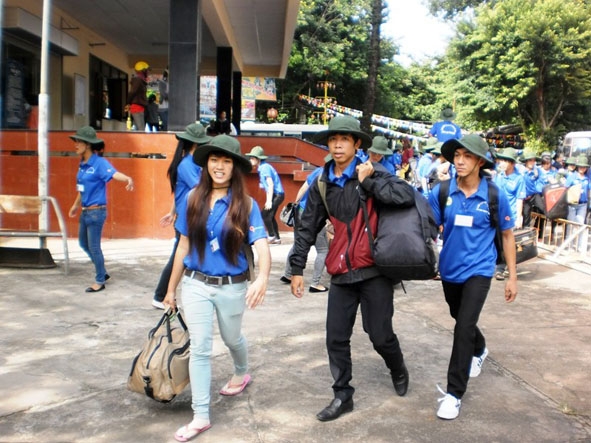 Thanh niên tình nguyện ra quân Chiến dịch Mùa hè xanh 2013.