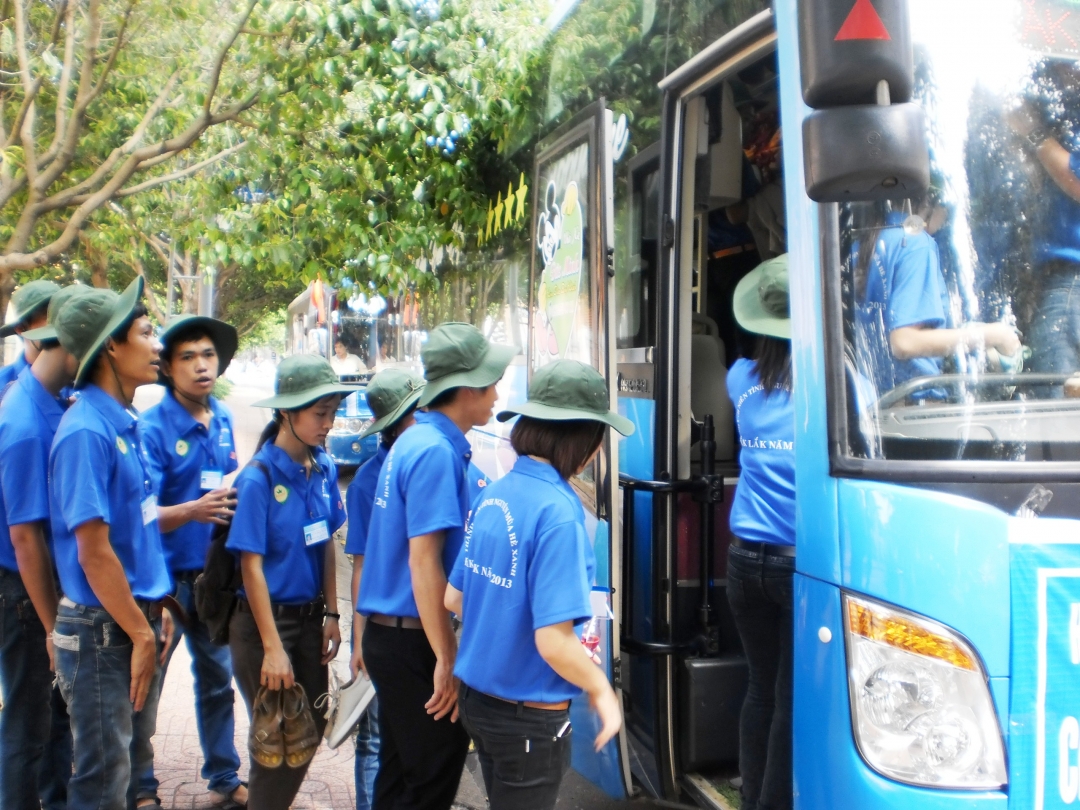 Các tình nguyện viên lên xe về với những thôn, buôn  khó khăn trên địa bàn tỉnh.