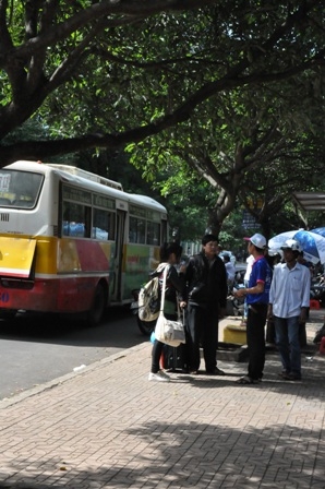 Tại tất cả các trạm xe buýt khu vực trung tâm thành phố cũng đều có mặt lực lượng thanh niên tình nguyện