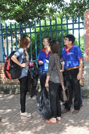 Đội tiếp sức mùa thi Trường ĐH Tây Nguyên đón thí sinh vừa xuống xe buýt trên đường Lê Hồng Phong