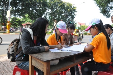 Lực lượng thanh niên tình nguyện của Trường Trung cấp Dak Lak đang ghi nhận thông tin của thí sinh để tư vấn, tạo điều kiện tốt nhất cho thí sinh 