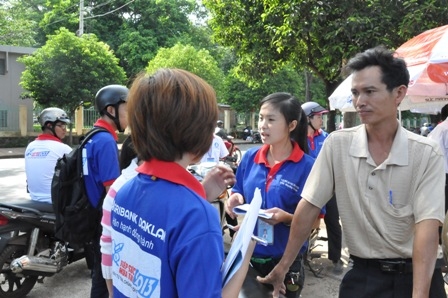 Phụ huynh Kiều Văn Thủy (huyện Di Linh, Lâm Đồng) đang nghe tư vấn của đội tiếp sức mùa thi Trường ĐH Tây Nguyên