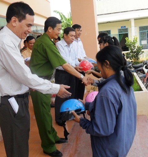 Ban An toàn giao thông tỉnh và huyện tặng mũ bảo hiểm cho người dân nghèo xã Ea Huar.